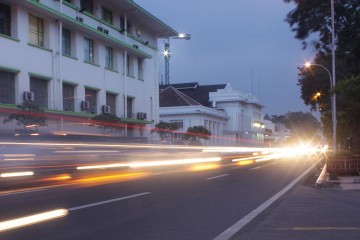 Picture of headlights on a street.