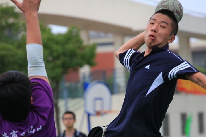 Photo of a boy throwing a handball.