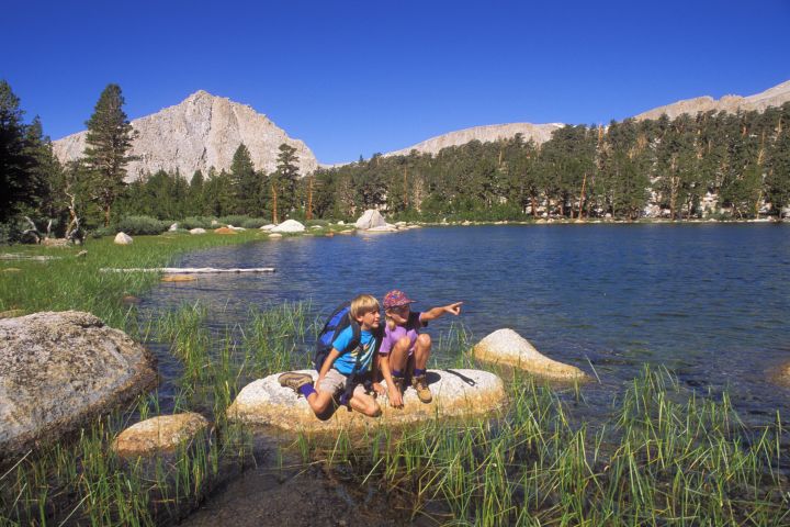 USA, California, Sierra Nevada Mountains, John Muir Wilderness, Kids exploring shore of Muir Lake