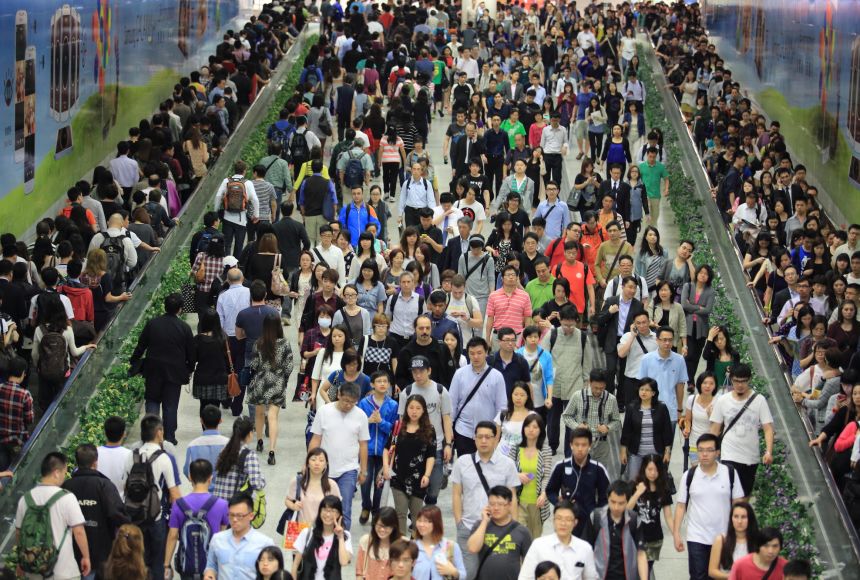 https://images.nationalgeographic.org/image/upload/t_edhub_resource_key_image/v1638892345/EducationHub/photos/hong-kong-rush-hour.jpg