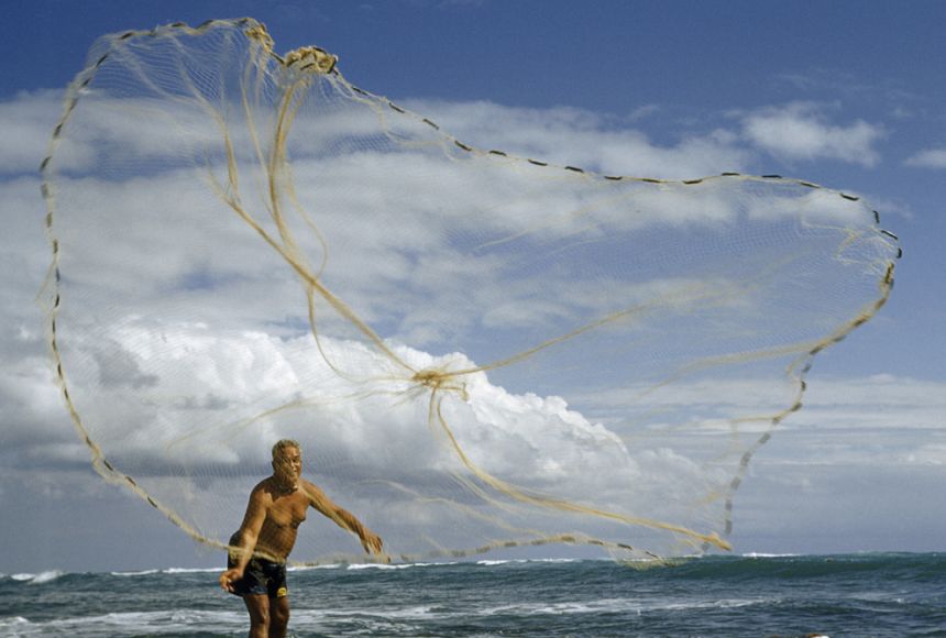 https://images.nationalgeographic.org/image/upload/t_edhub_resource_key_image/v1652303063/EducationHub/photos/cast-net-fishing.jpg