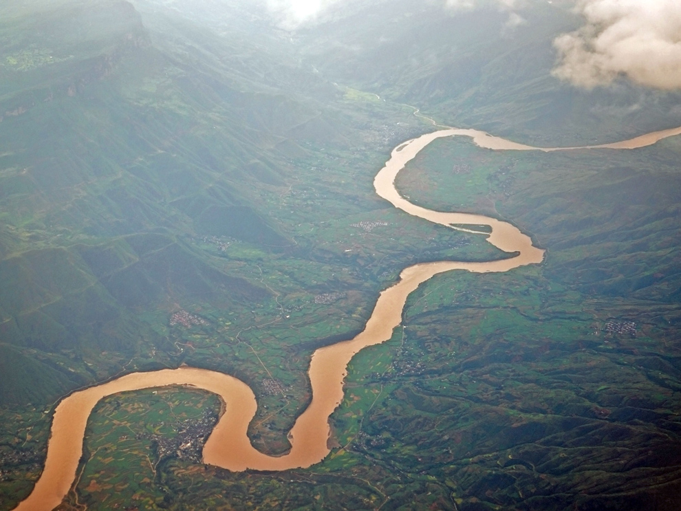 Art:Some features of a river and its basin, such as branches and