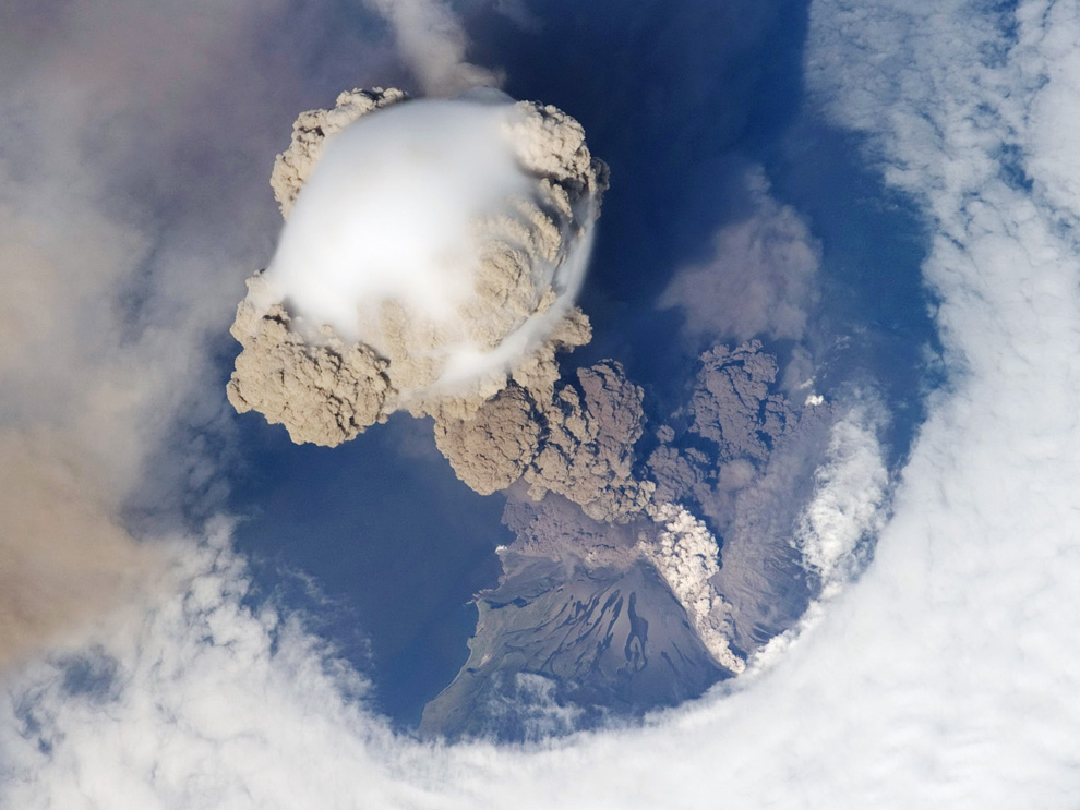 Stromboli volcano photos: June-July 2006 - smoke rings