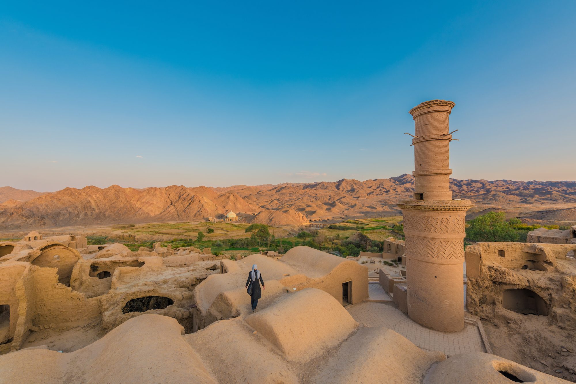 https://images.nationalgeographic.org/image/upload/v1638892058/EducationHub/photos/kharanaq-iran.jpg