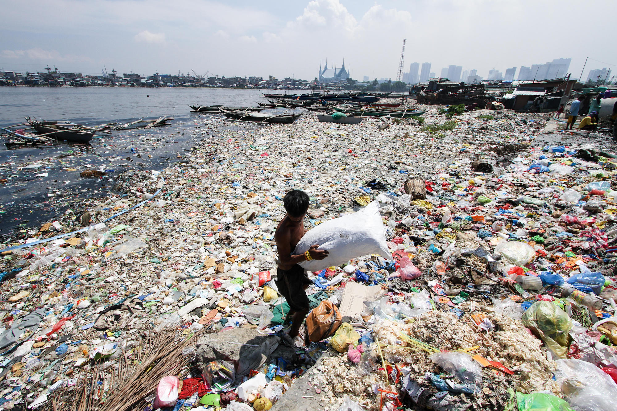 https://images.nationalgeographic.org/image/upload/v1638892207/EducationHub/photos/recyclable-waste-philippines.jpg