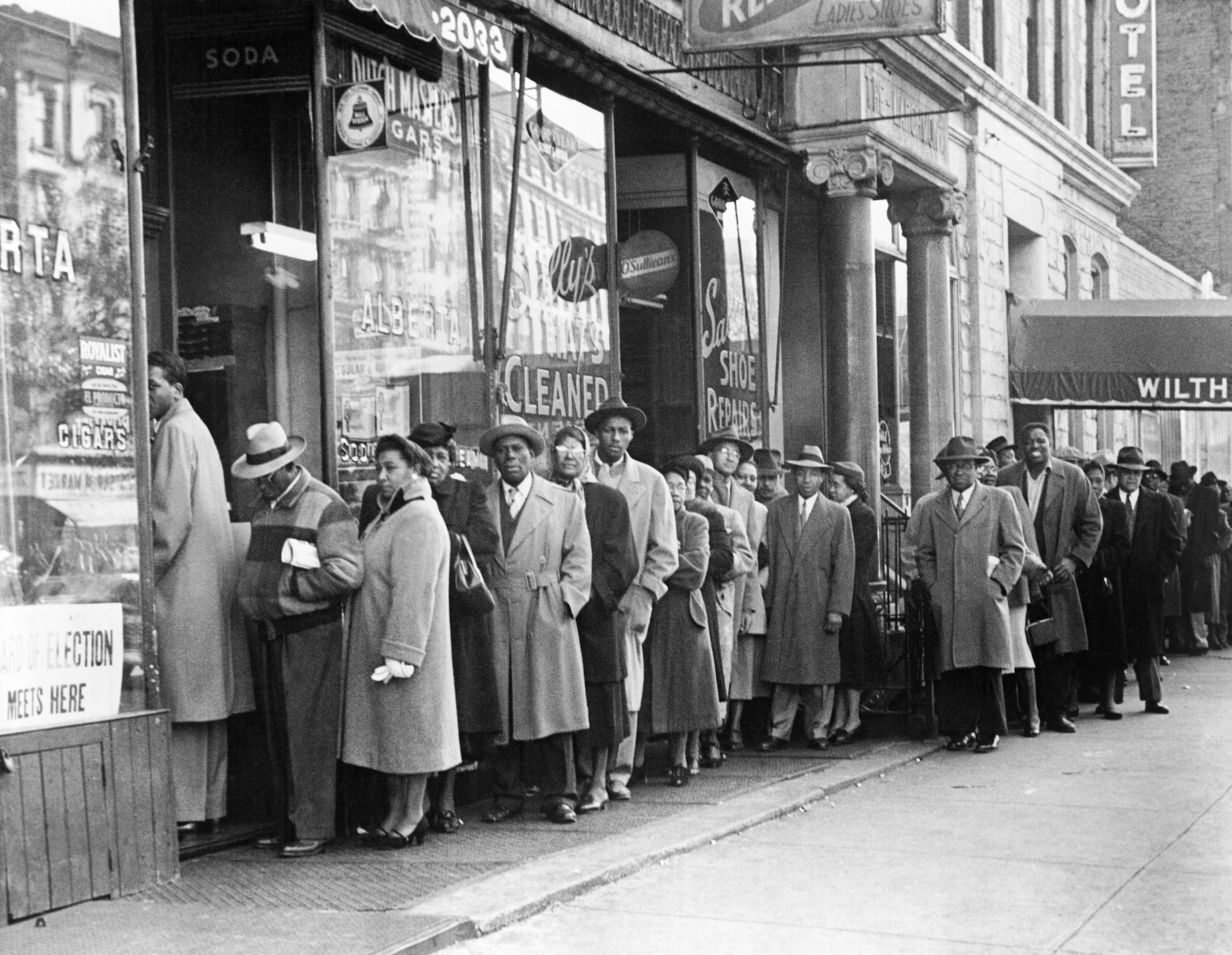 https://images.nationalgeographic.org/image/upload/v1638892389/EducationHub/photos/voters-in-1950s-harlem.jpg