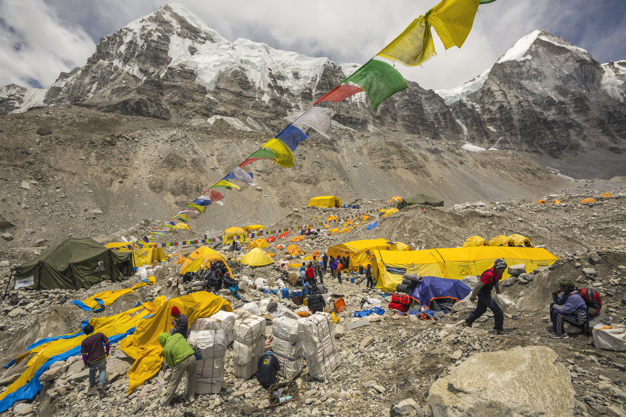 mount everest summit trash